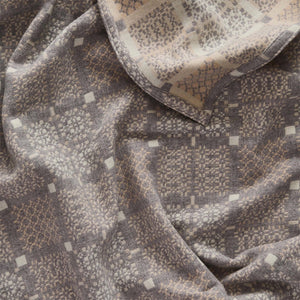 Welsh Knot Garden Throw - 100% Lambswool - Arian (120x200cm)