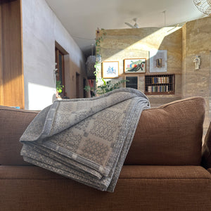 Welsh Knot Garden Throw - 100% Lambswool - Arian (120x200cm)