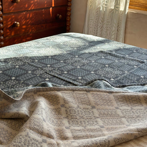 Welsh Knot Garden Throw - 100% Lambswool - Arian (120x200cm)