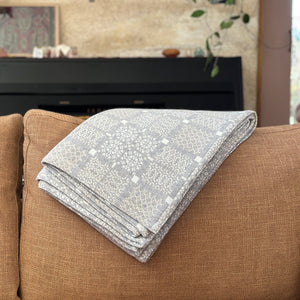 Welsh Knot Garden Throw - 100% Lambswool - Arian (120x200cm)