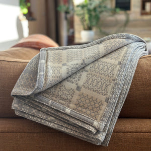 Welsh Knot Garden Throw - 100% Lambswool - Arian (120x200cm)