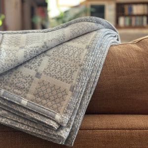 Welsh Knot Garden Throw - 100% Lambswool - Arian (120x200cm)