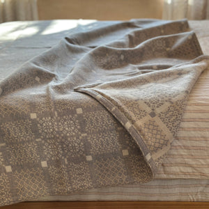 Welsh Knot Garden Throw - 100% Lambswool - Arian (120x200cm)