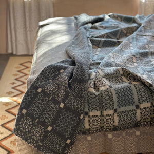 Welsh Knot Garden Throw - 100% Lambswool - Bluestone (120x200cm)