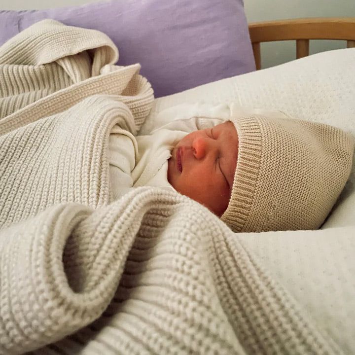 Hvid Baby Bonnet - 100% Merino Wool (Newborn)