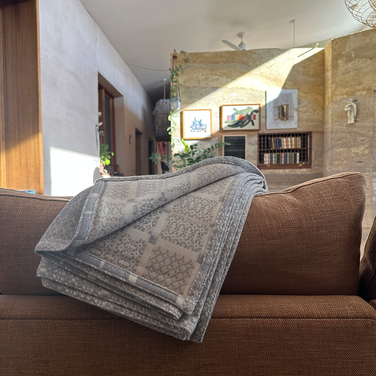 Welsh Knot Garden Throw - 100% Lambswool - Arian (120x200cm)