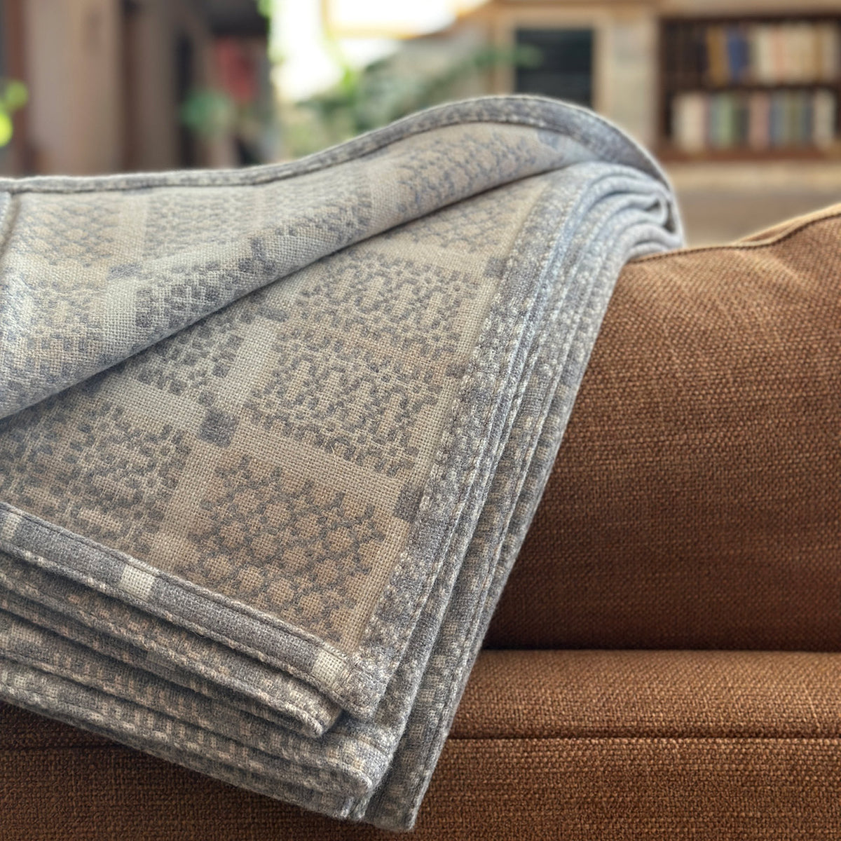 Welsh Knot Garden Throw - 100% Lambswool - Arian (120x200cm)