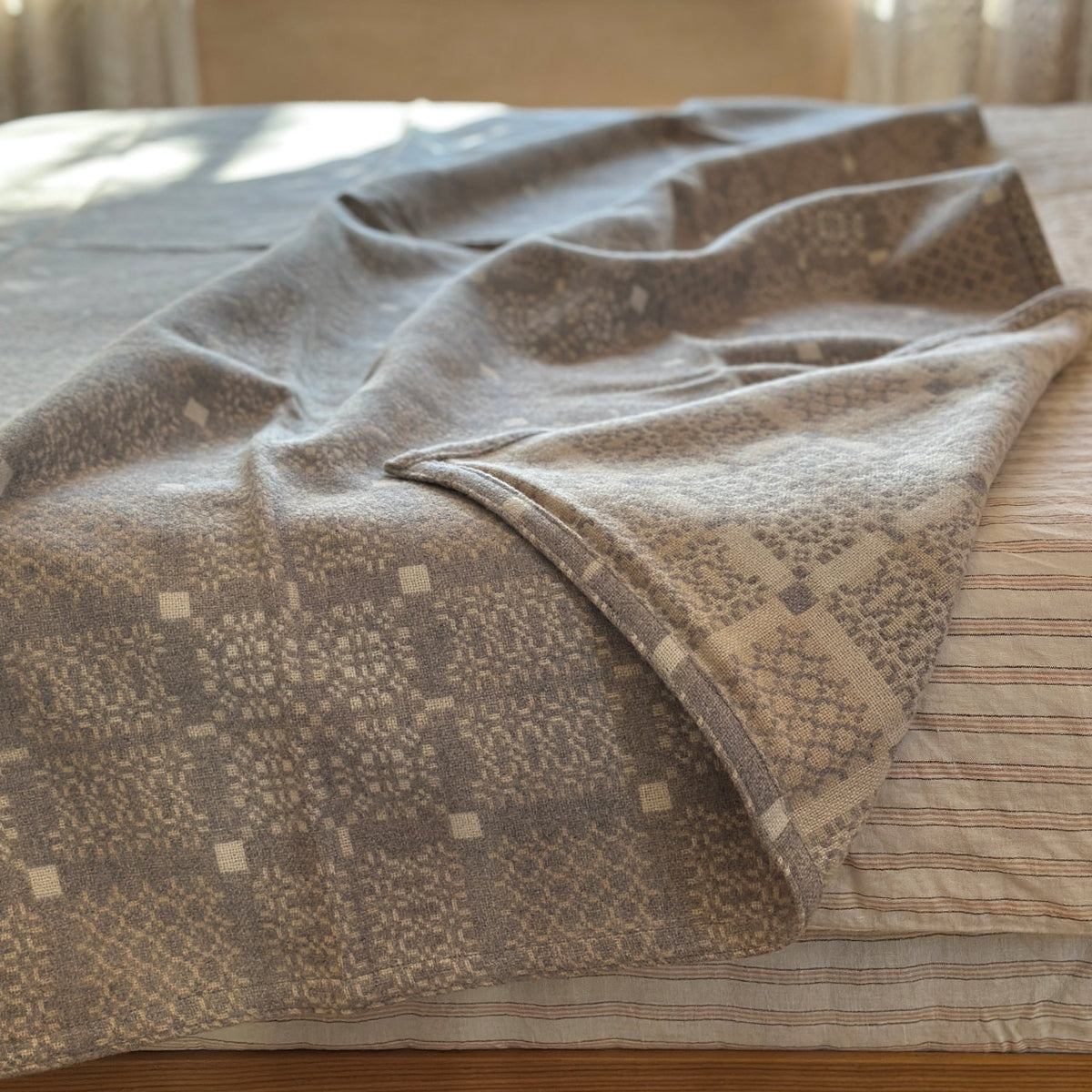 Welsh Knot Garden Throw - 100% Lambswool - Arian (120x200cm)