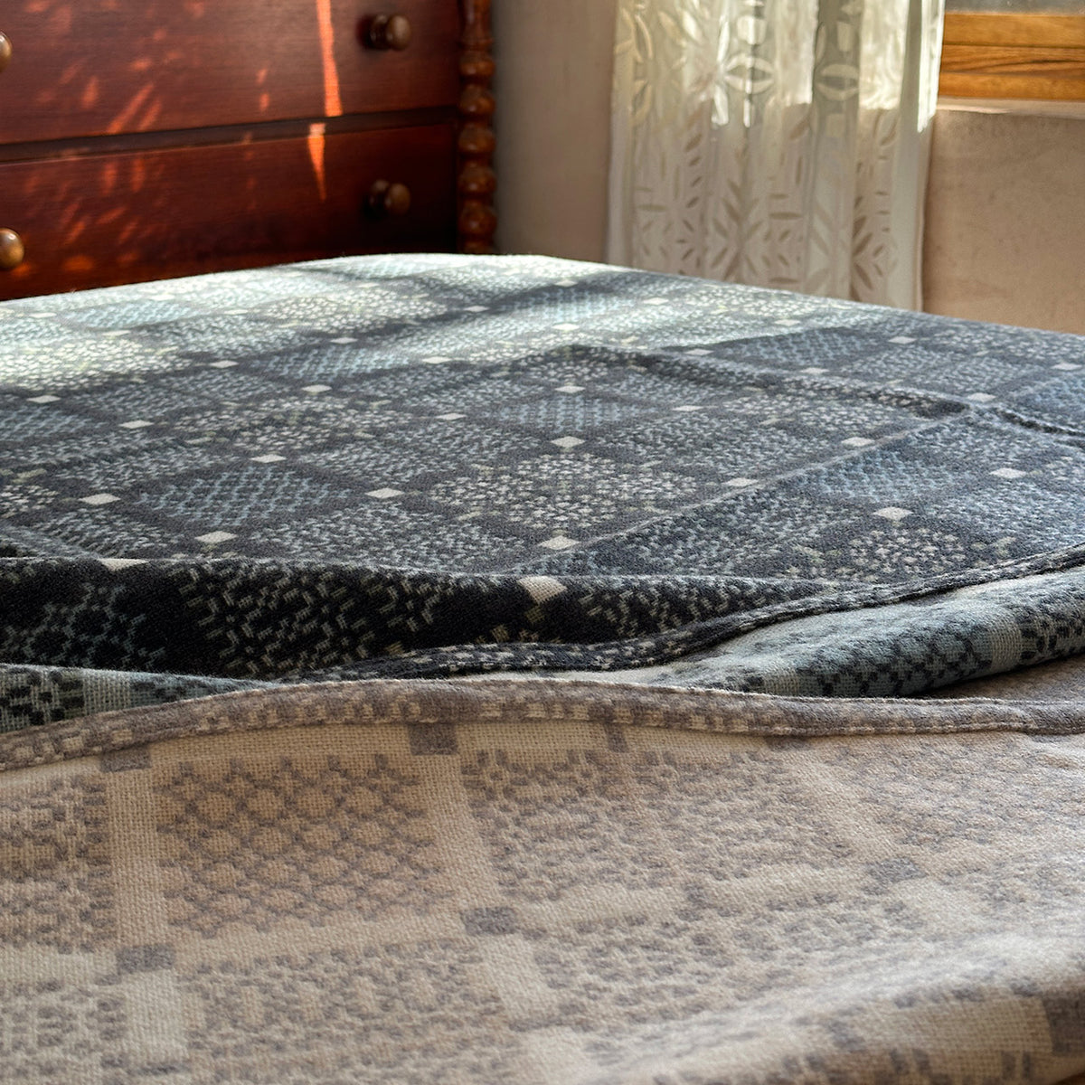 Welsh Knot Garden Throw - 100% Lambswool - Bluestone (120x200cm)