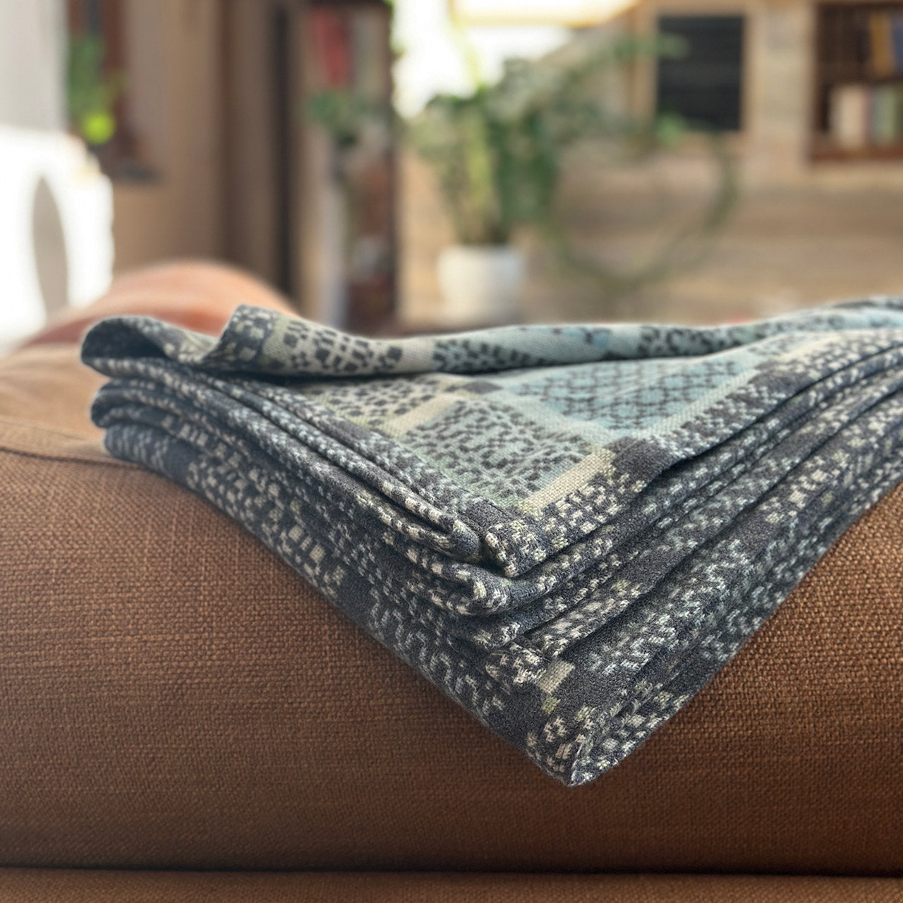 Welsh Knot Garden Throw - 100% Lambswool - Bluestone (120x200cm)