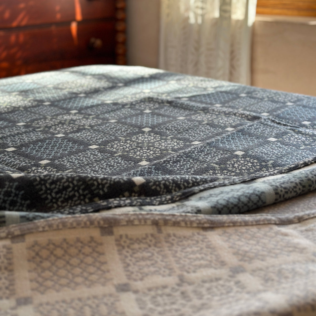 Welsh Knot Garden Throw - 100% Lambswool - Bluestone (120x200cm)