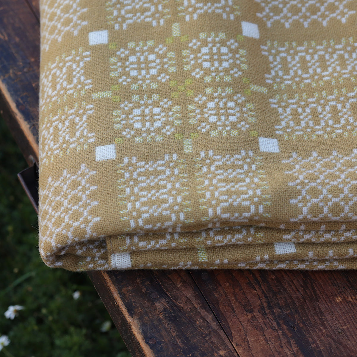 Welsh Knot Garden Throw - 100% Lambswool - Mel (200x120cm)
