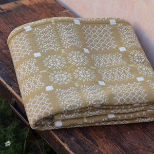 Welsh Knot Garden Throw - 100% Lambswool - Mel (200x120cm)