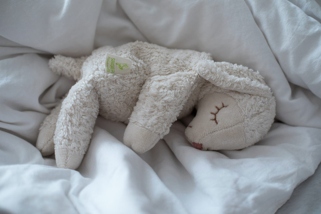 Cuddly Sheep Toy/Heat Pack in Organic Cotton/Lambswool - White (Small) *Returning 2026