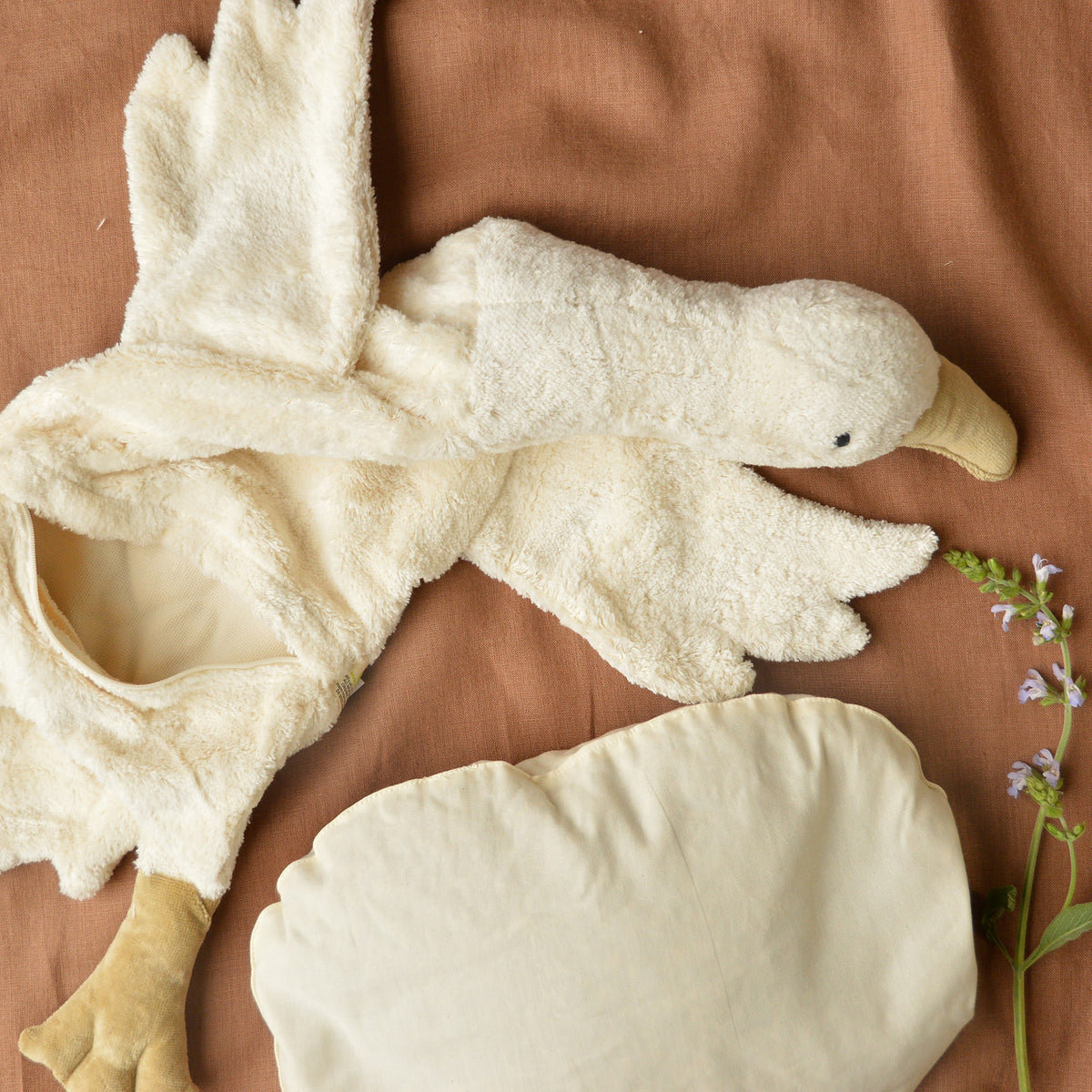 Cuddly Goose Toy/Heat Pack in Organic Cotton/Lambswool - White (Large)