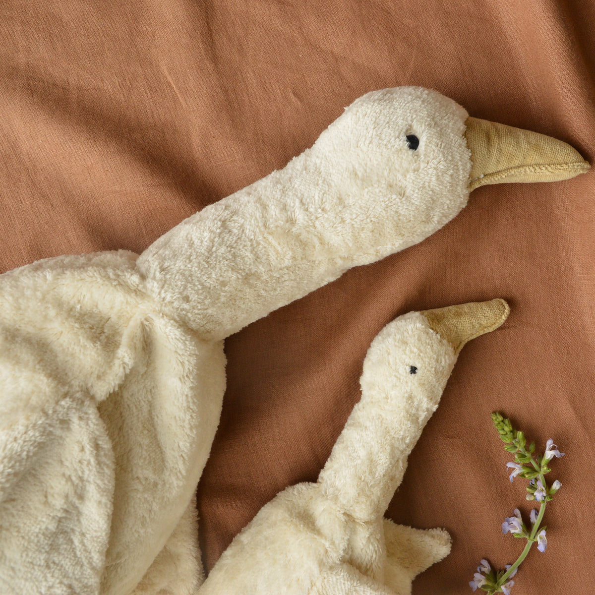 Cuddly Goose Toy/Heat Pack in Organic Cotton/Lambswool - White (Large)