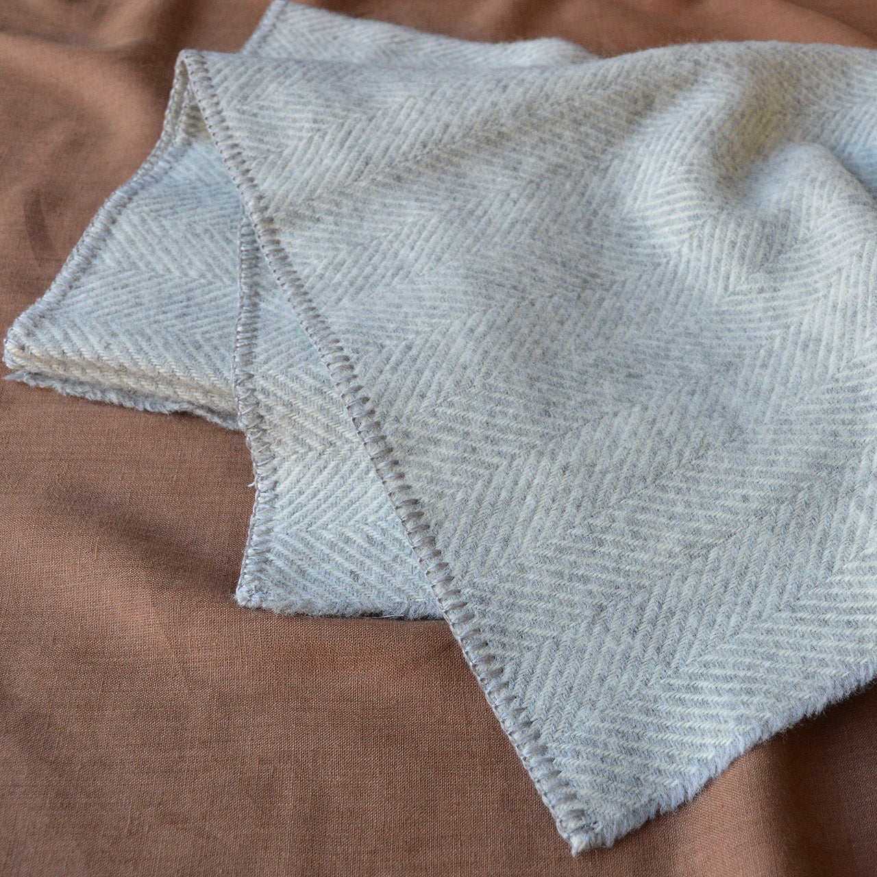 Herringbone Blanket in 100% Pure Wool - Silver/Ecru (140x200cm)