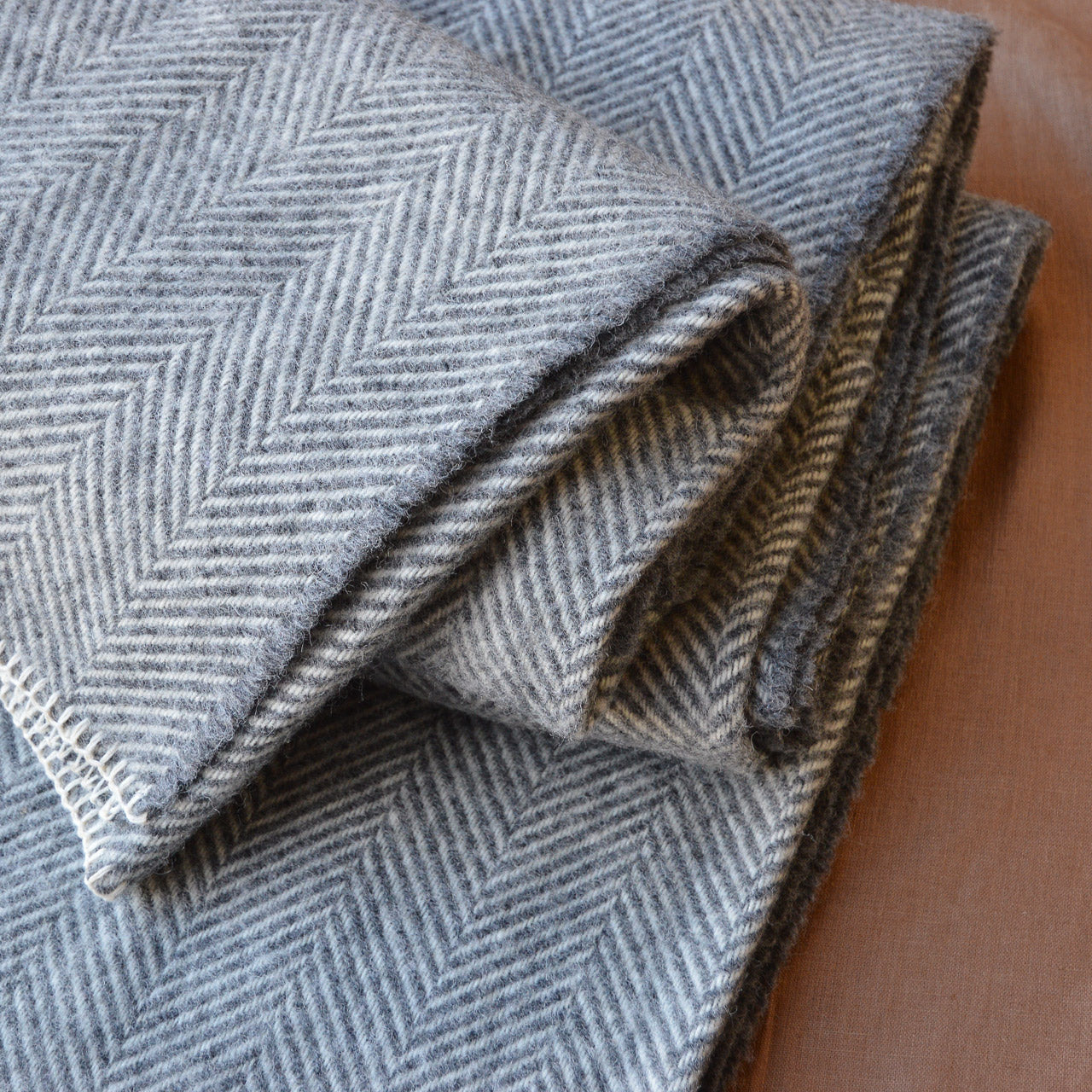 Woven Herringbone Blanket in 100% Wool - Slate/Ecru (140x200cm)