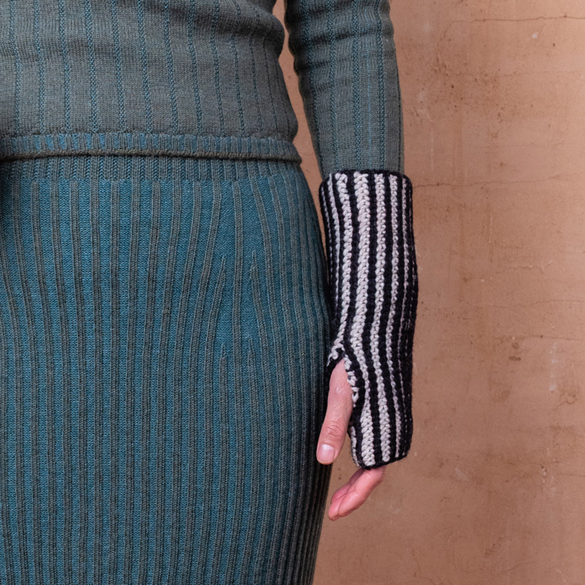 Brioche Handwarmers - 100% Chunky Highland Wool - Black/Ecru (Adult)