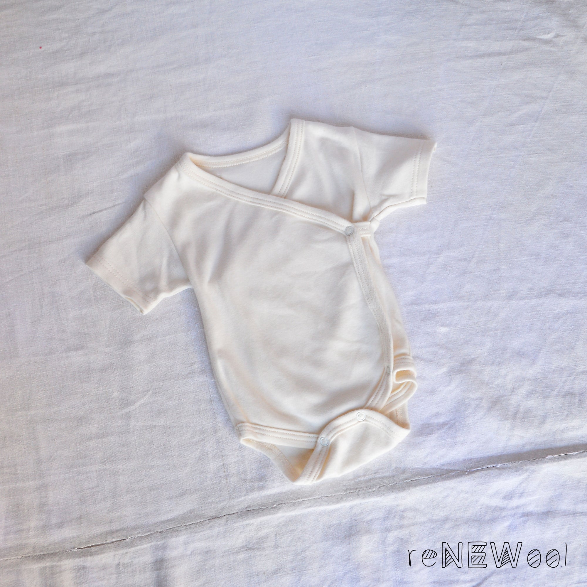 Baby Bodysuit kimono style in Organic Cotton (0-3m) *PRE-OWNED/NEW!