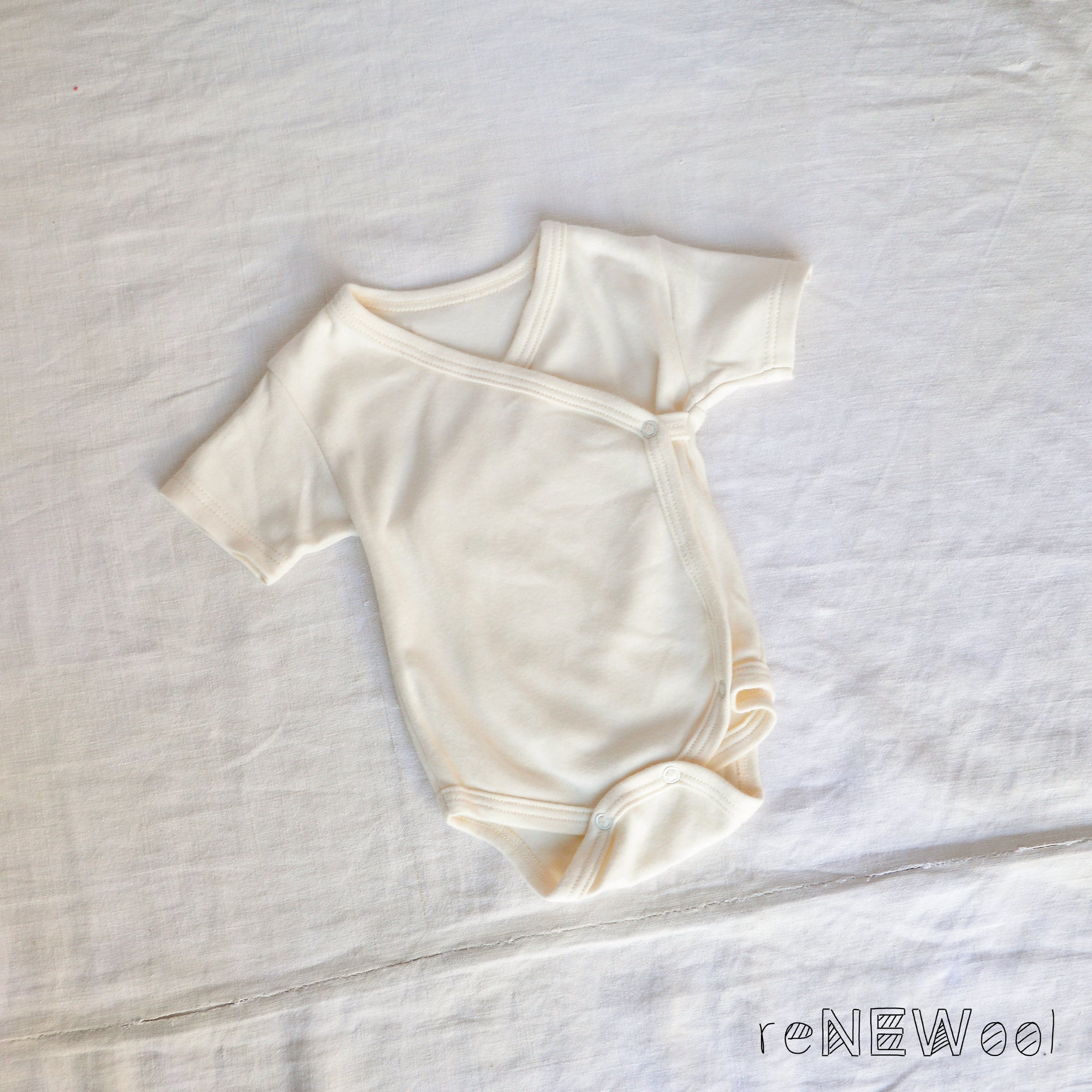 Baby Bodysuit kimono style in Organic Cotton (0-3m) *PRE-OWNED/NEW!